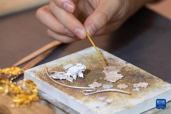 9日,辜国强在制作花丝镶嵌作品.新华社记者 唐奕 摄