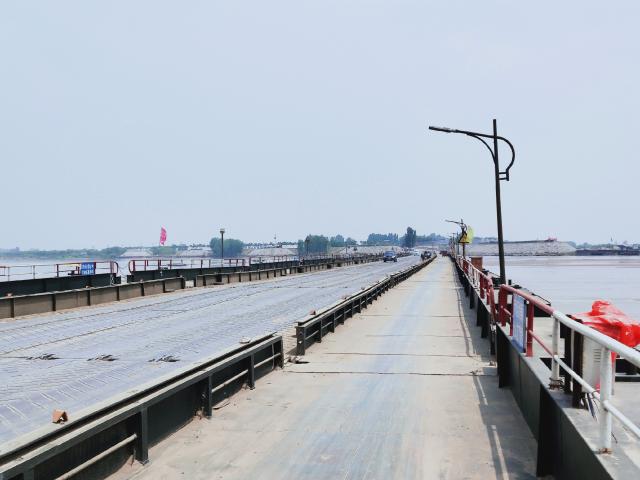 黄河正在下泻洪水浮桥已拆除请远离河道绕道通行