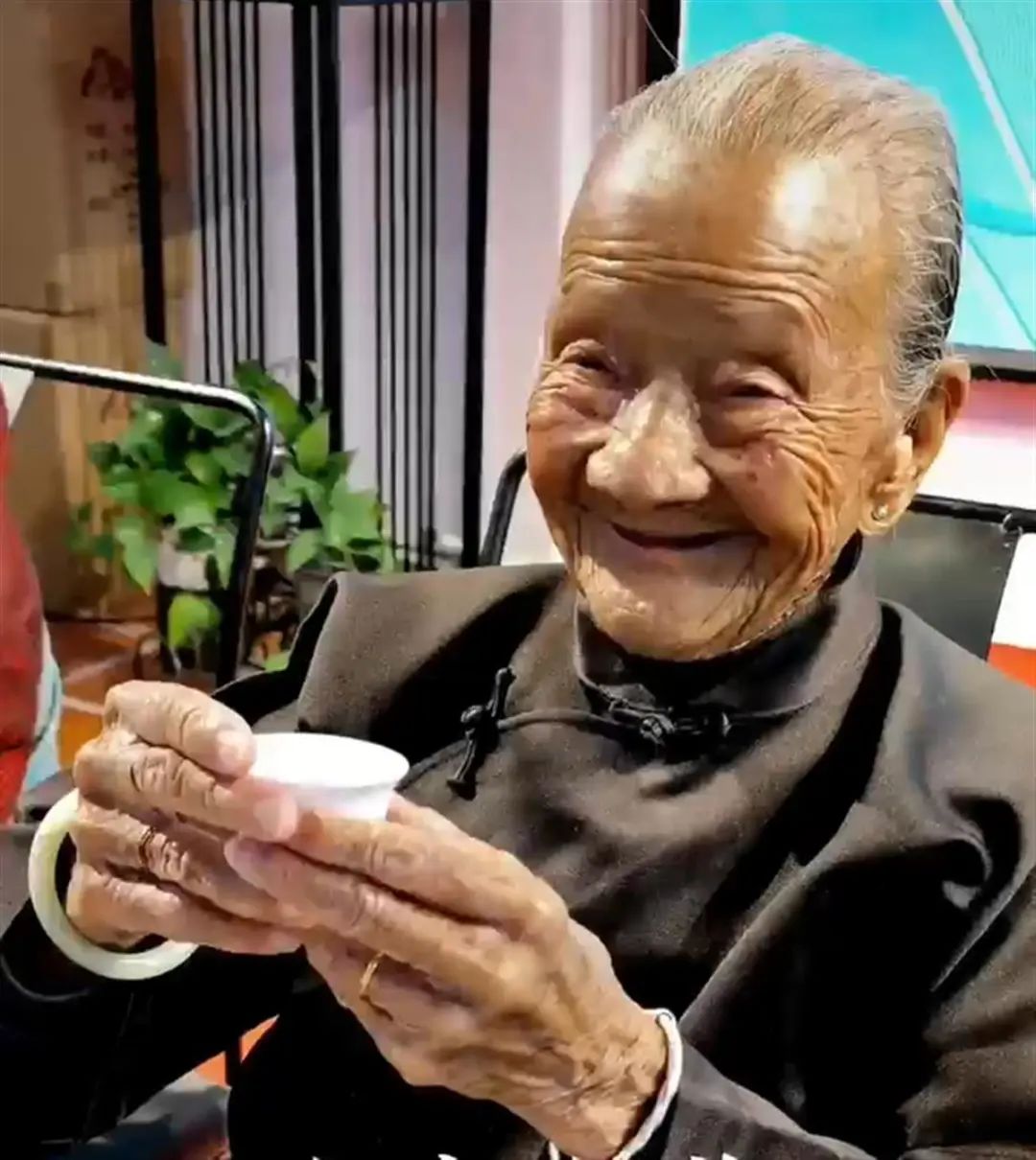 10月16日,南岩村村民王先生告诉记者,林妹老人是当地名人,除了听力稍