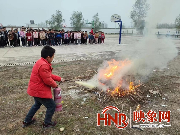 内乡县瓦亭镇闫湾中心小学举行消防安全演练活动