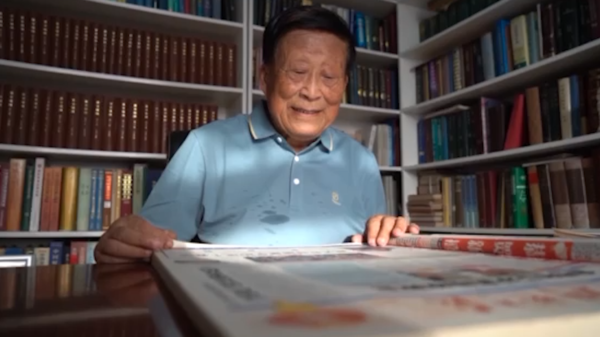 江苏一八旬退休教师省吃俭用20余年，收藏20万册图书免费向村民开放！