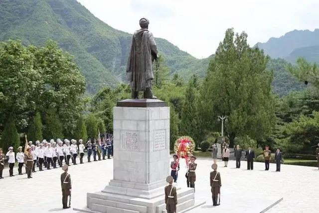 金正恩拜谒中国人民志愿军烈士陵园