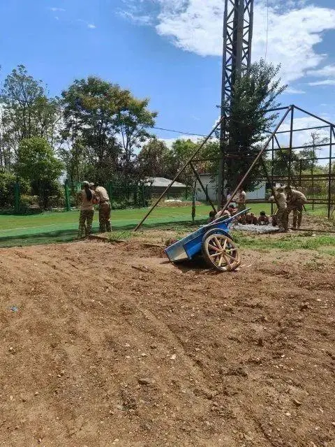 一夏令营被举报百名孩子住工棚，12个孩子挤在一间工棚里吃喝拉撒