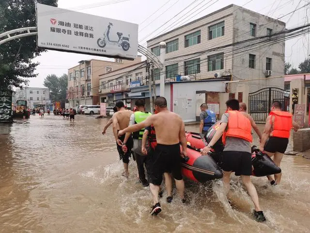 救援人员被喊话先救老人无奈拒绝，任务在身，先前往目的地