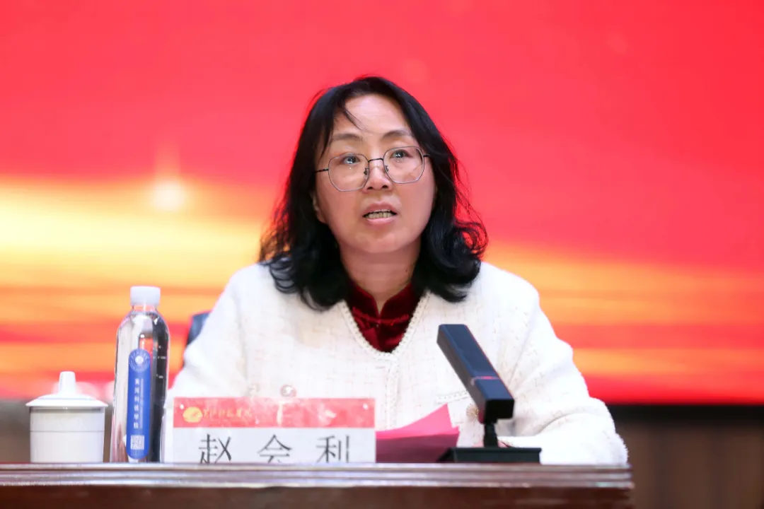 学校党委副书记赵会利主持在欢快的乐曲声中,冯爱萍,贾正国,杨保成,马