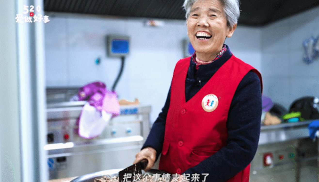 一碗粥温暖一座城，郑州73岁老人免费送爱心粥10年