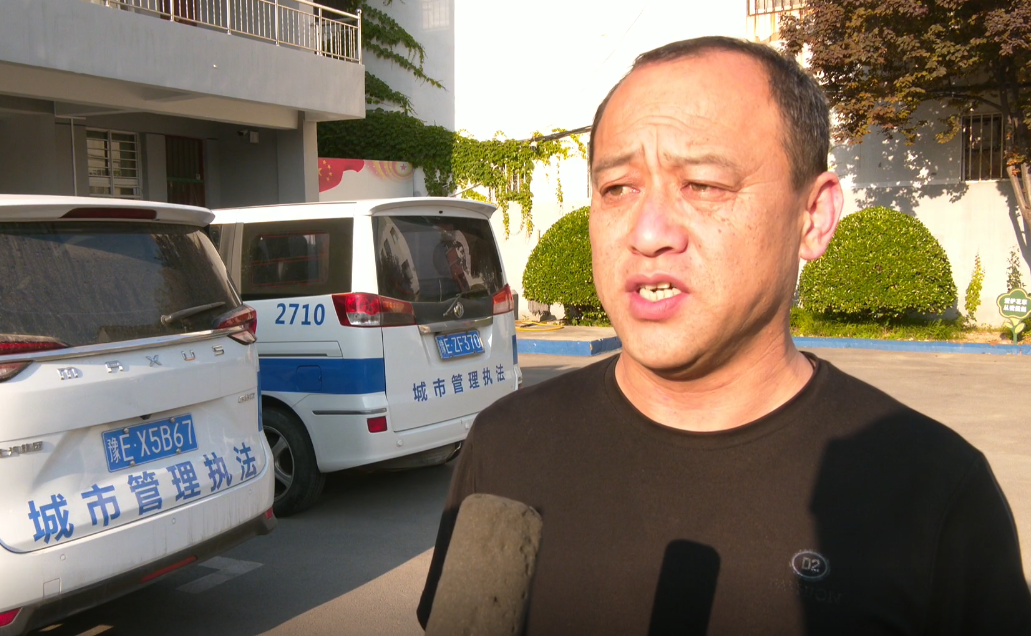 在硝东三路和顺河路口附近,内黄县联通公司正在针对通信专用窨井设施