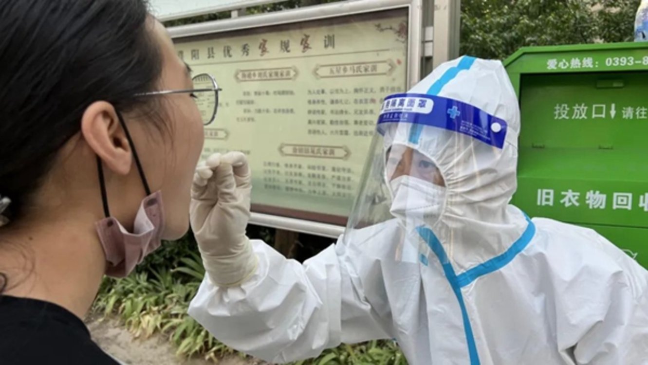 冒高温、战疫情 濮阳县人民医院核酸采集人员最美的坚守