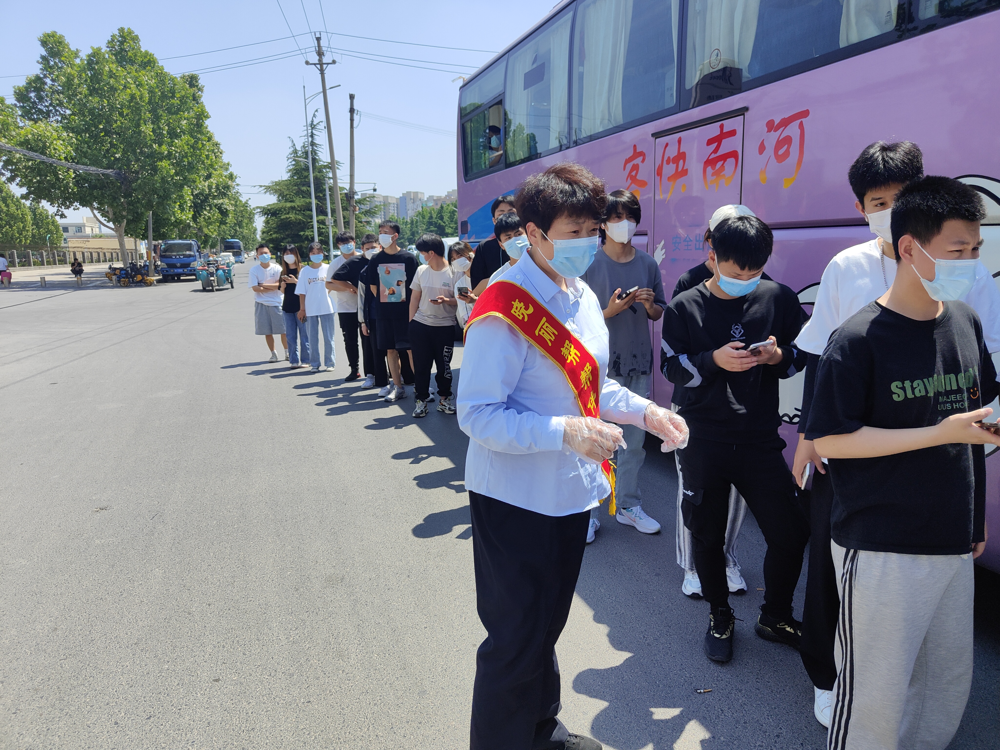 郑州汽车站多措并举 助力学生“点对点”安全离校返乡