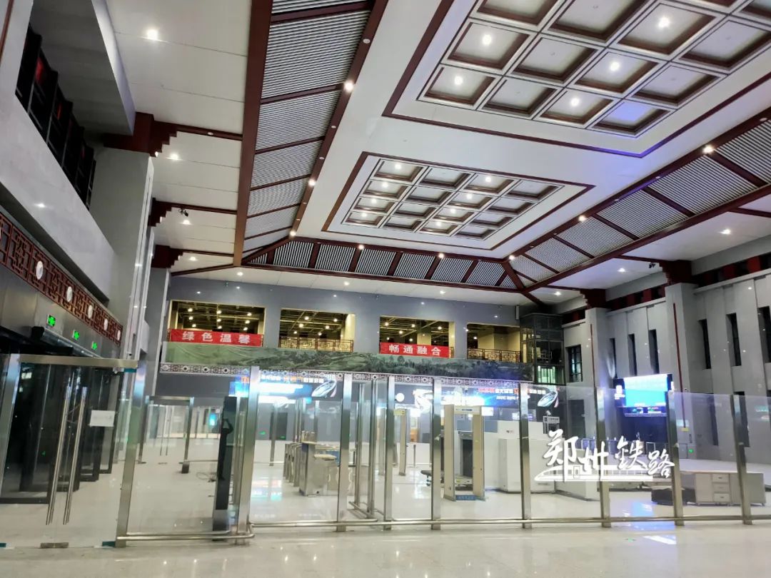 夜访济郑5座新建高铁站 一整个被美住了！