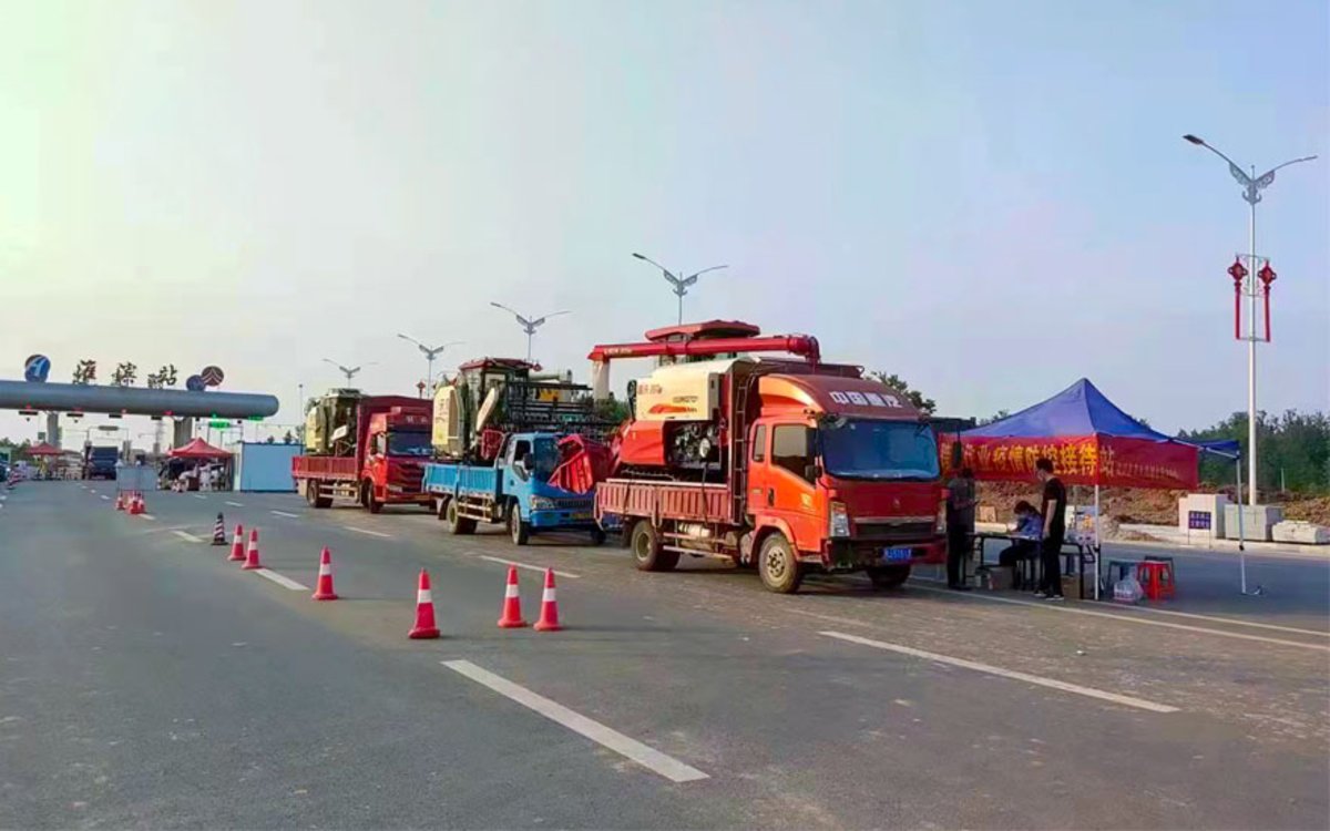 @麦田里的农机手 “三夏”通行受阻可以拨打这个电话