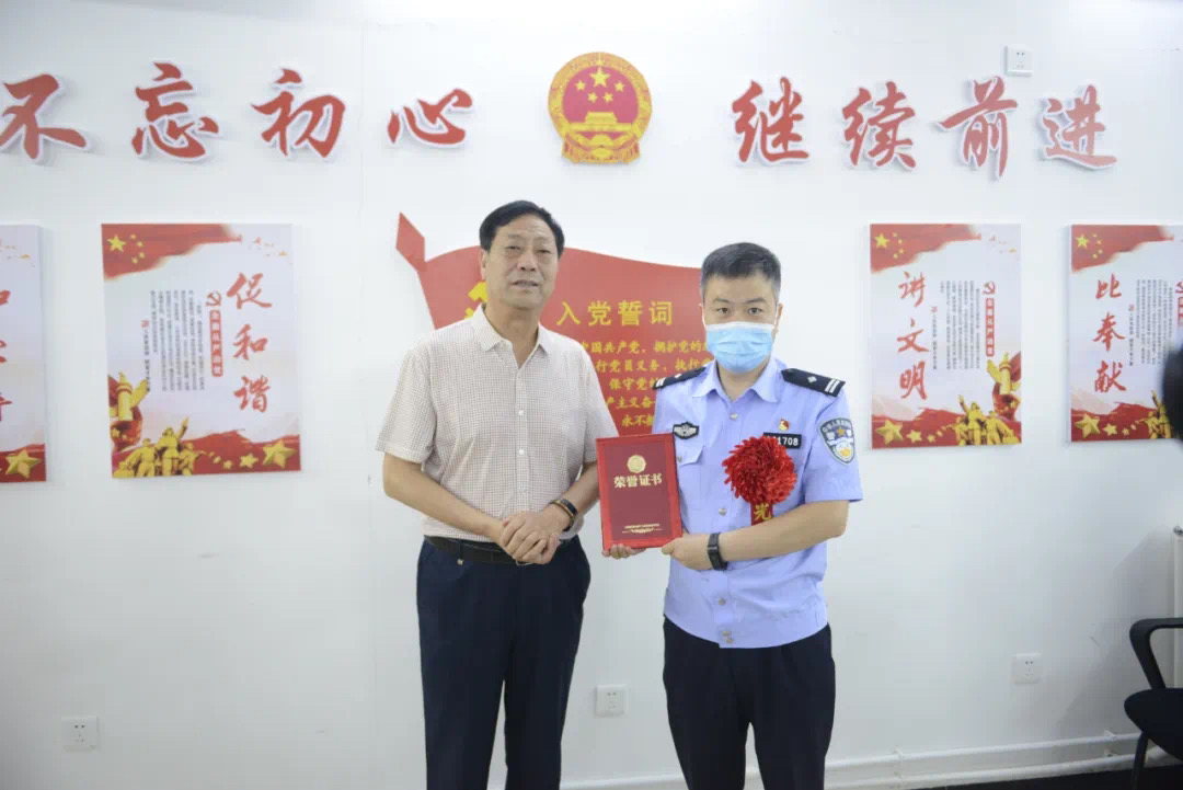 付谦逐一向新任站长发放聘书;屈松记宣读了《关于对2021年度先进单位