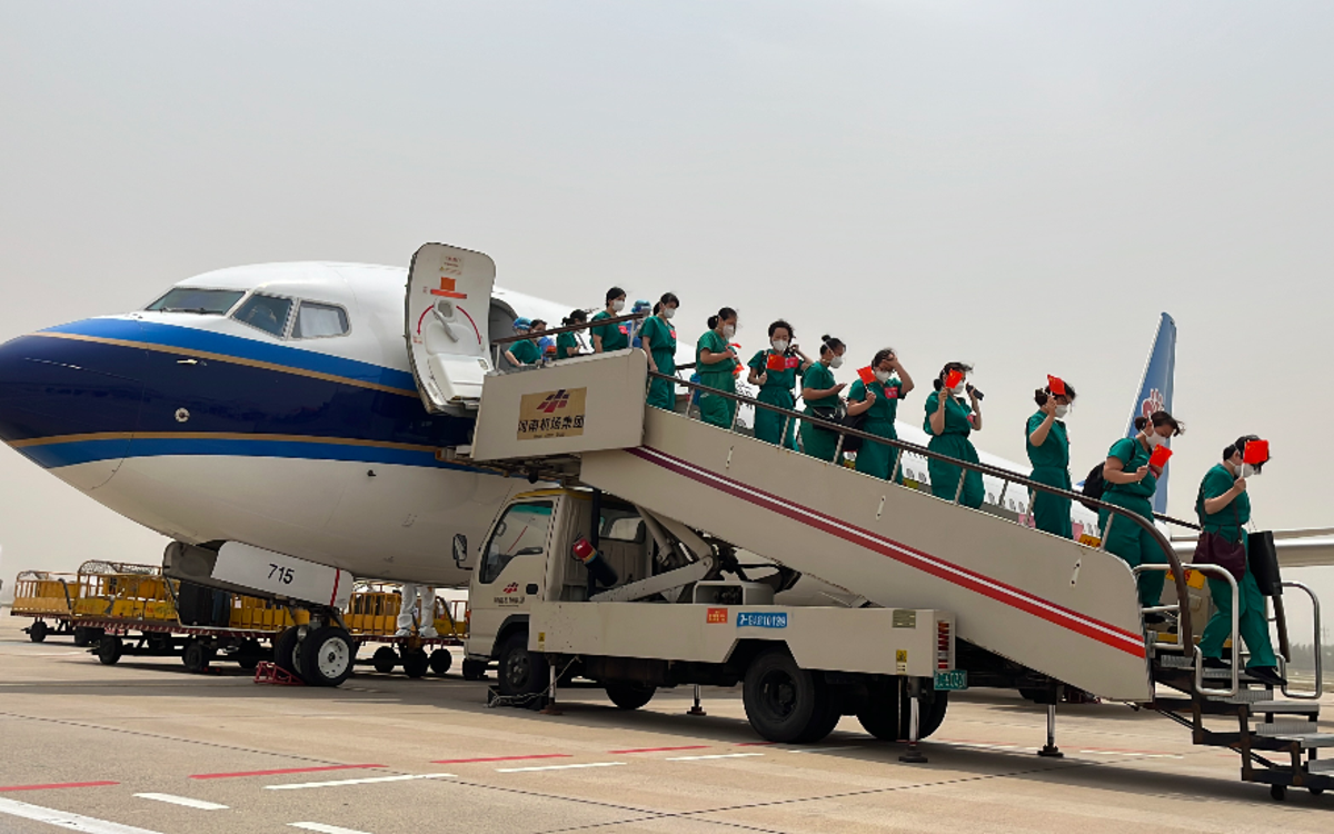 一天18班包机！南航全力保障援沪医疗队回家