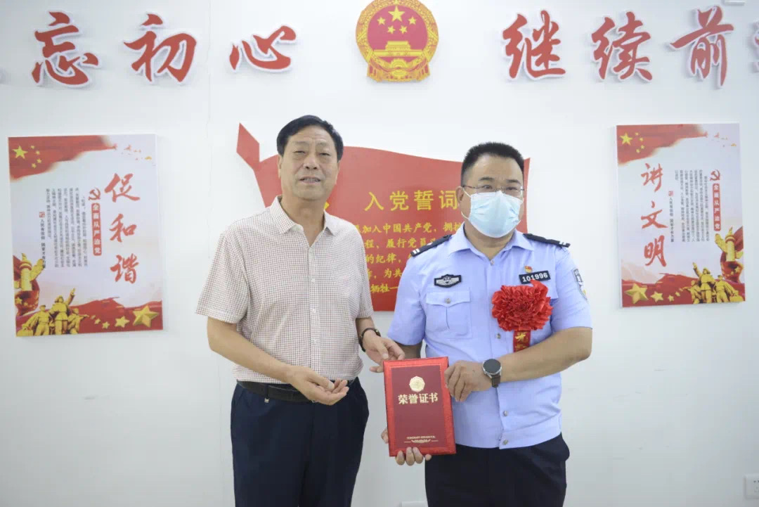 付谦逐一向新任站长发放聘书;屈松记宣读了《关于对2021年度先进单位