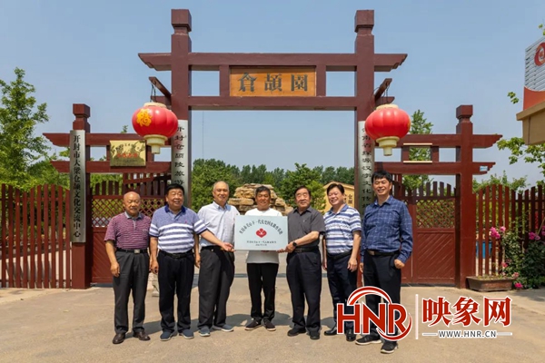 开封市关工委一行到龙亭区柳园口乡仓颉园举行党史国史教育基地授牌