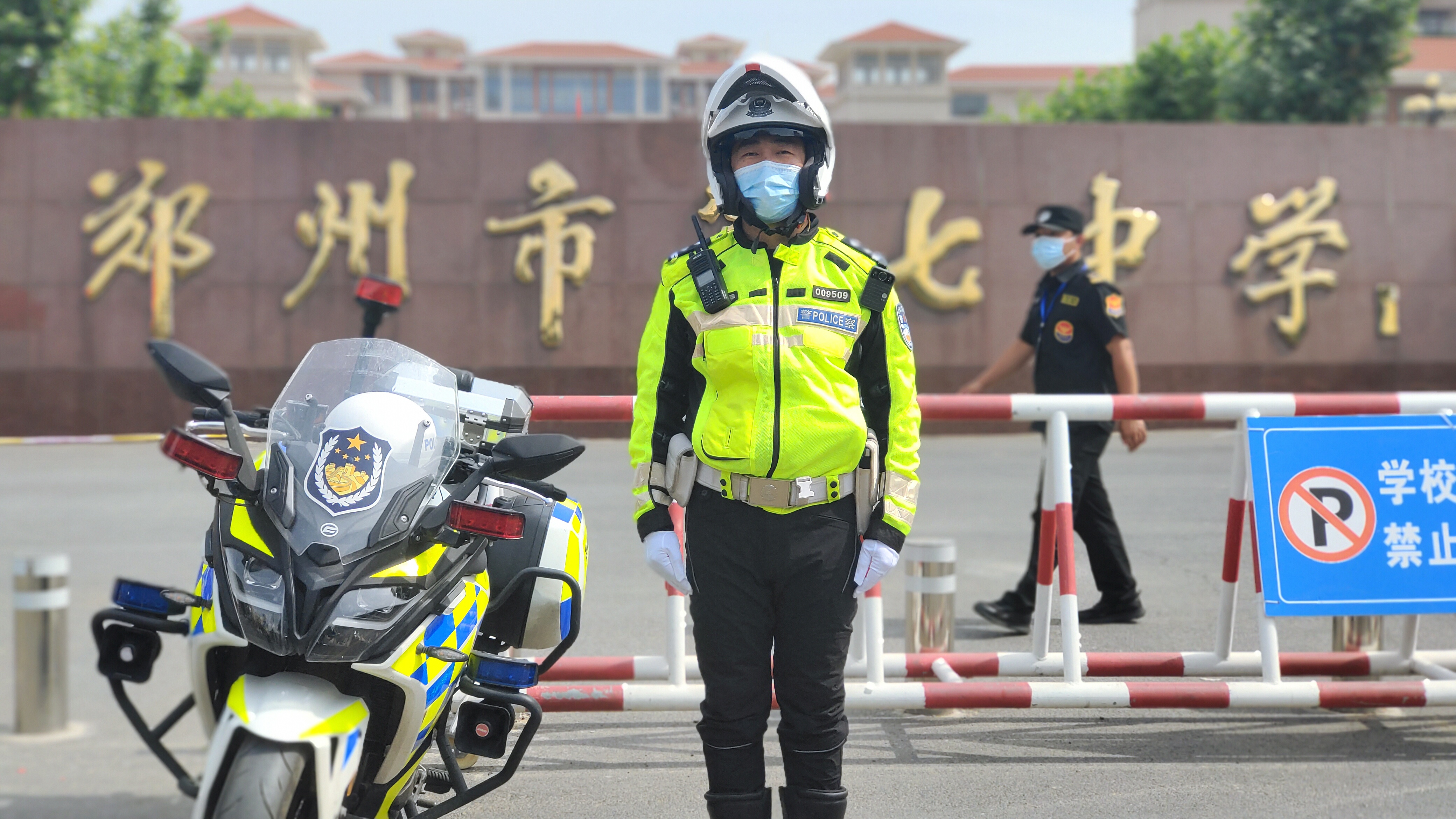 铁心铸忠诚骑力勇担当铁骑汤汇不忘初心烈日下的坚守