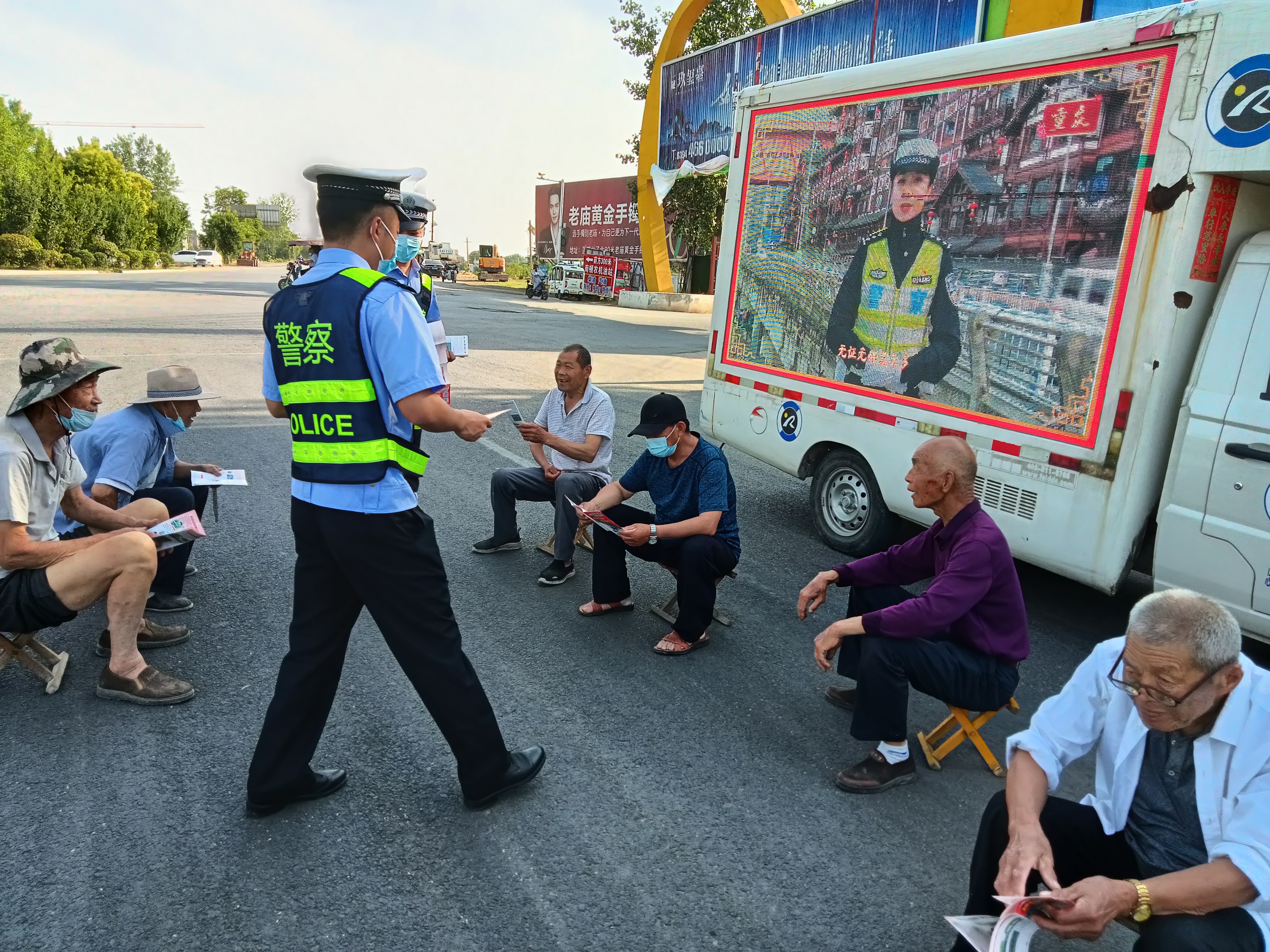 项城市公安局交警大队民警先后深入到南顿镇荣楼桥,高楼小学等处,认真