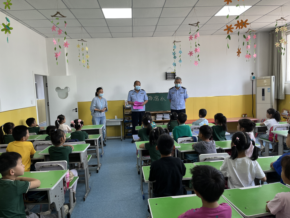 “六一”前夕，鹤壁开发区民警给小朋友送去预防溺水安全礼物