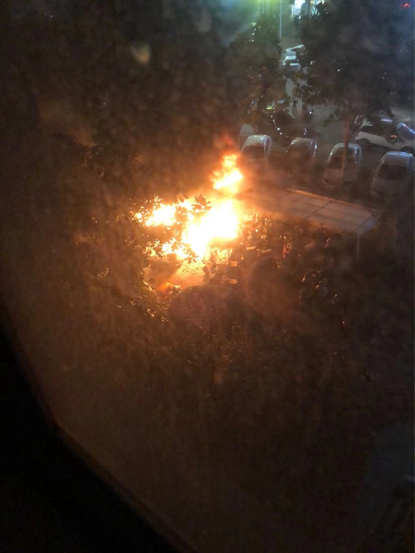 郑州一小区电车棚起火，近20辆电动车被烧毁，居民刚买一天的电动车报废