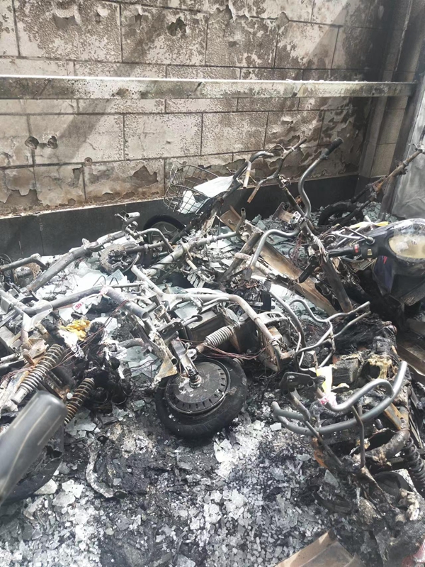 郑州一小区电车棚起火，近20辆电动车被烧毁，居民刚买一天的电动车报废