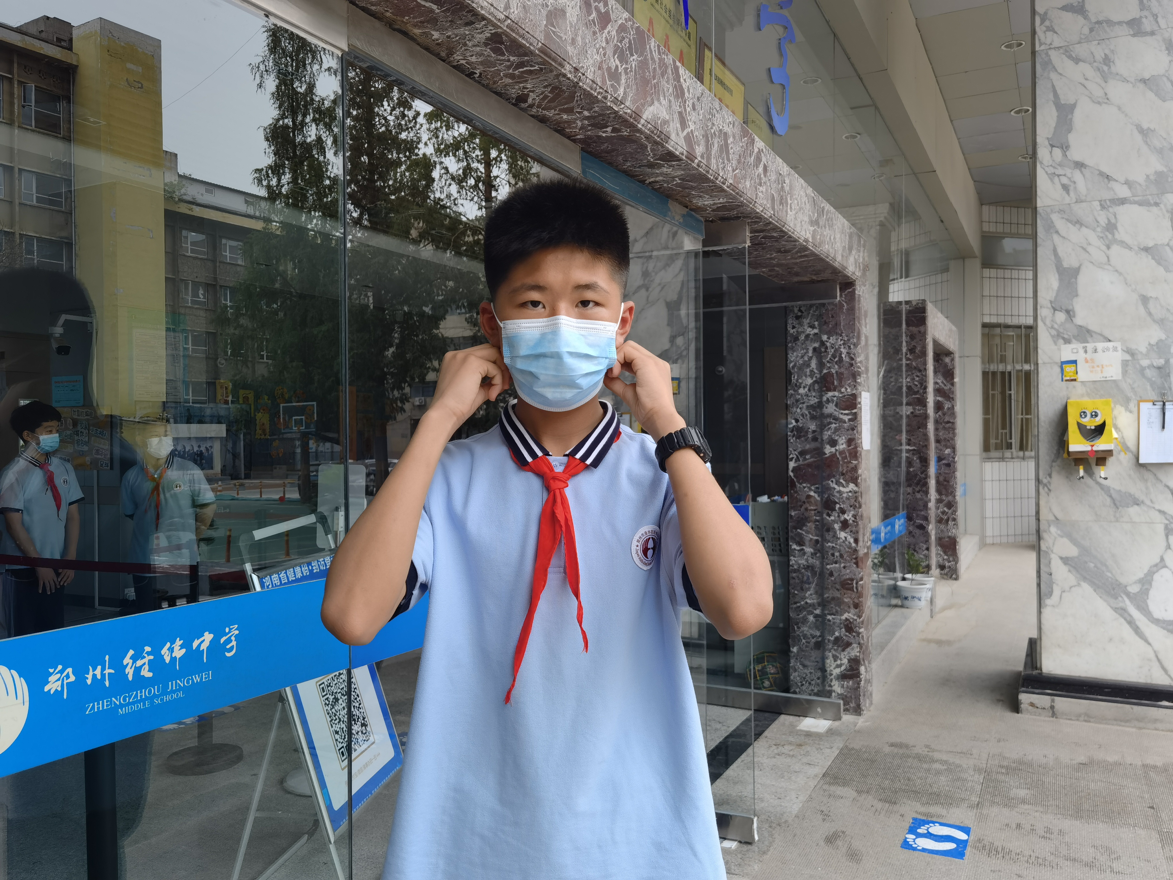 郑州市金水区经纬中学海绵宝宝版口罩流动站成功出圈