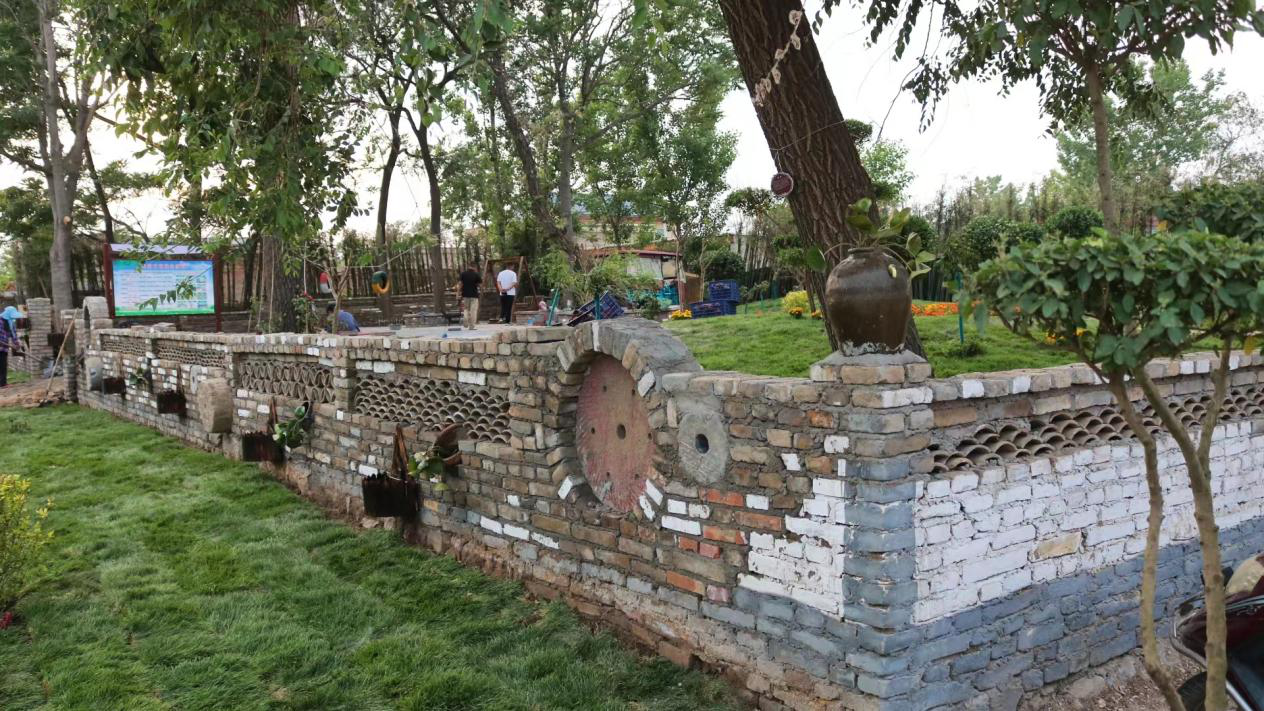 淇县西岗镇留店寺村变废为宝打造人居环境特色微景观