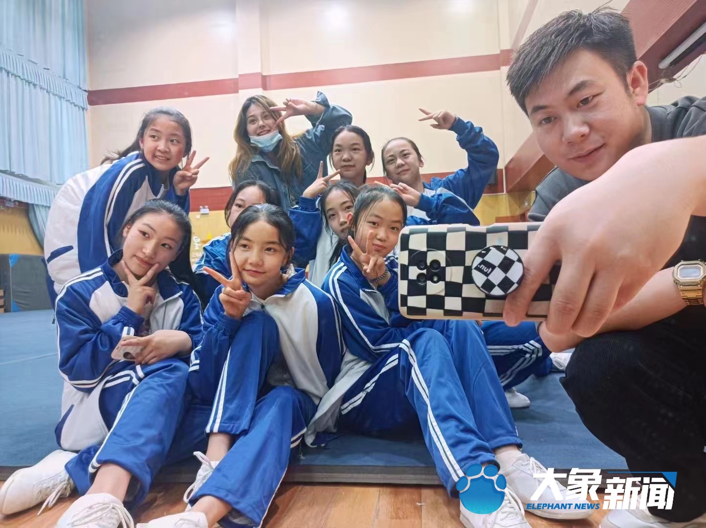 郑州市金水区宝藏体育老师带着学生拍摄短视频 3年上4次热搜！