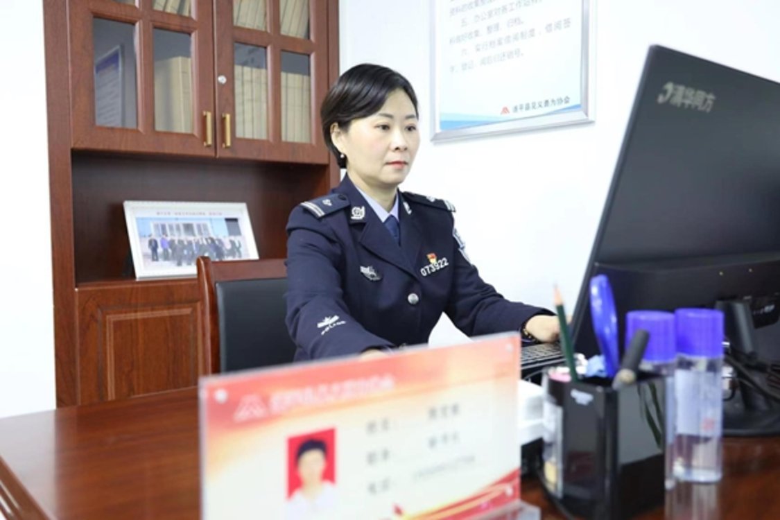 驻马店市遂平县公安局政治处民警陈宏敏:愿做一支墨梅 执着坚守无悔