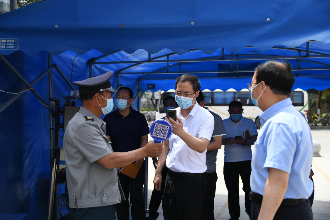 鹤壁经济技术开发区工委副书记栗敬良检查指导校园安全工作