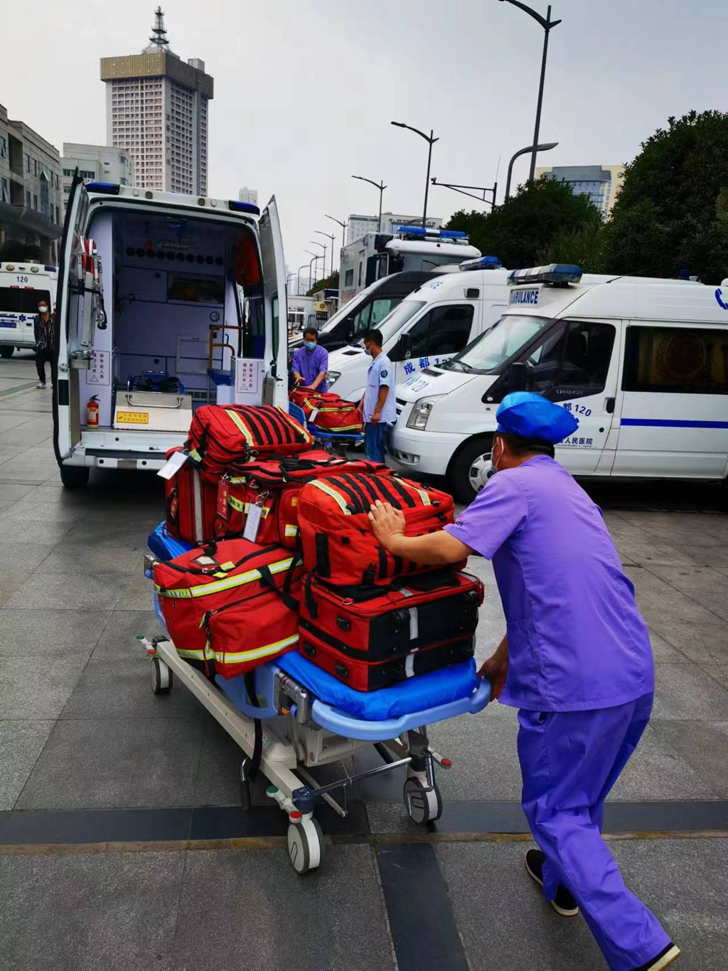 国家四川紧急医学救援队出发前往芦山地震震区