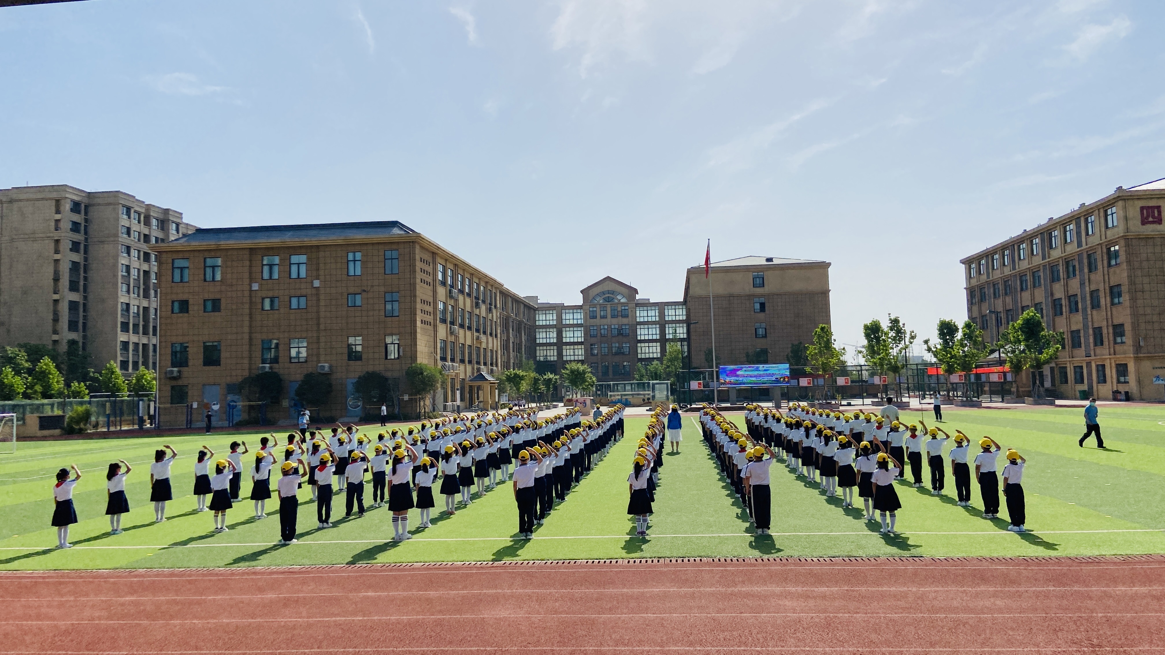 好的礼物河南省学生安全救助基金会为郑州四中实验学校捐赠爱心小黄帽