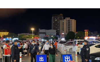 南阳市卧龙公安：多措并举护航“地摊经济”