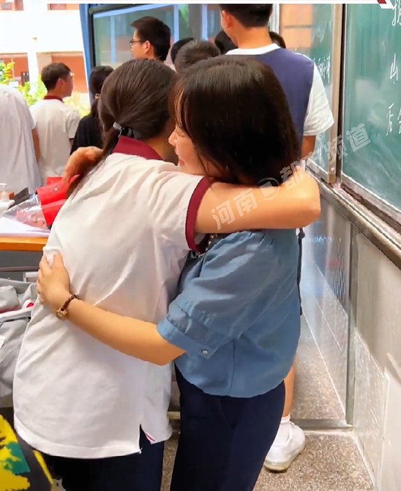 亦师亦友高三最后一节课班主任含泪与考生拥抱告别加油孩子们