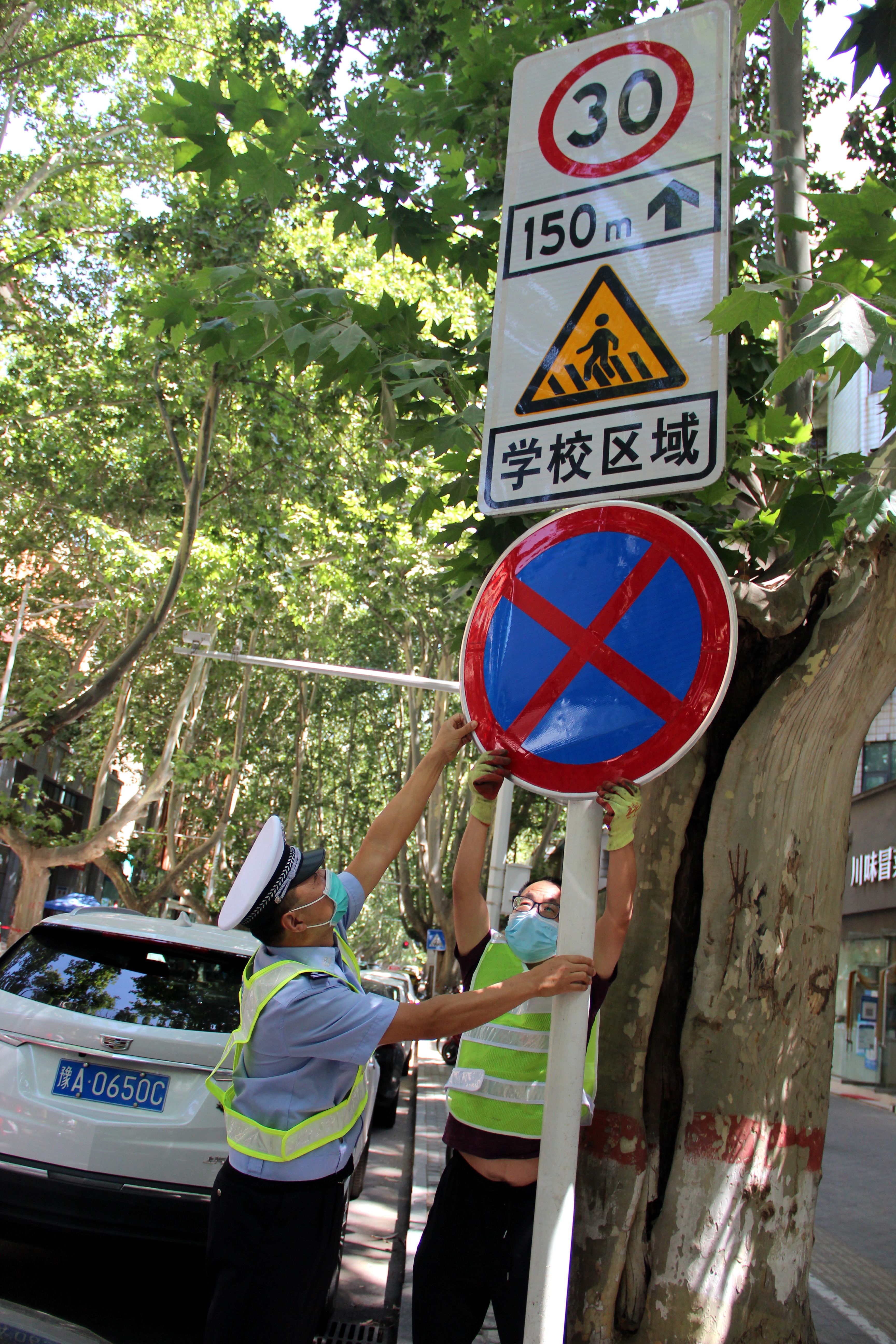 高考来了 郑州交警在120个考点设置交通标志 驾驶人行经请注意
