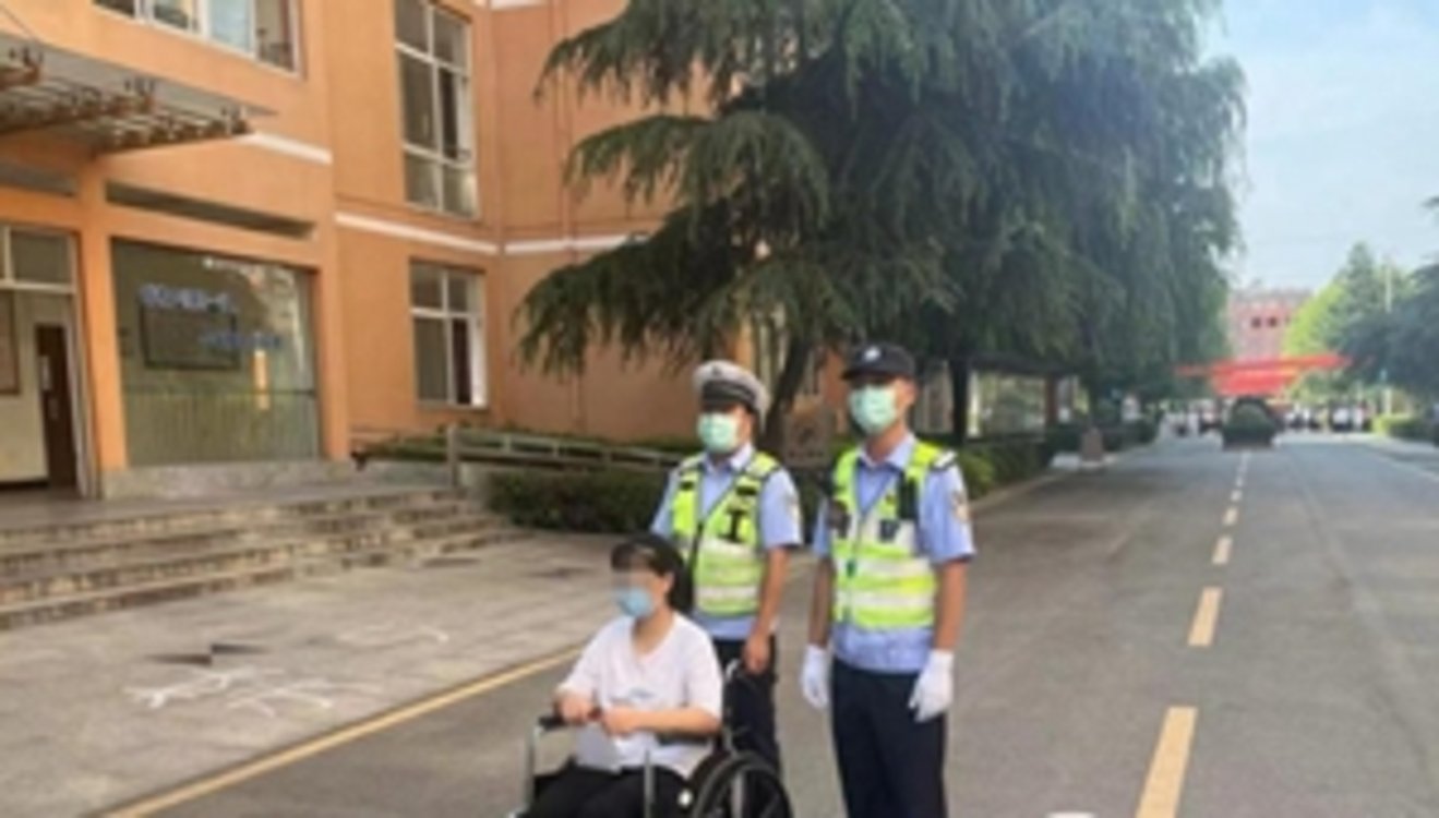 高考首日 固始交警暖心助考在路上