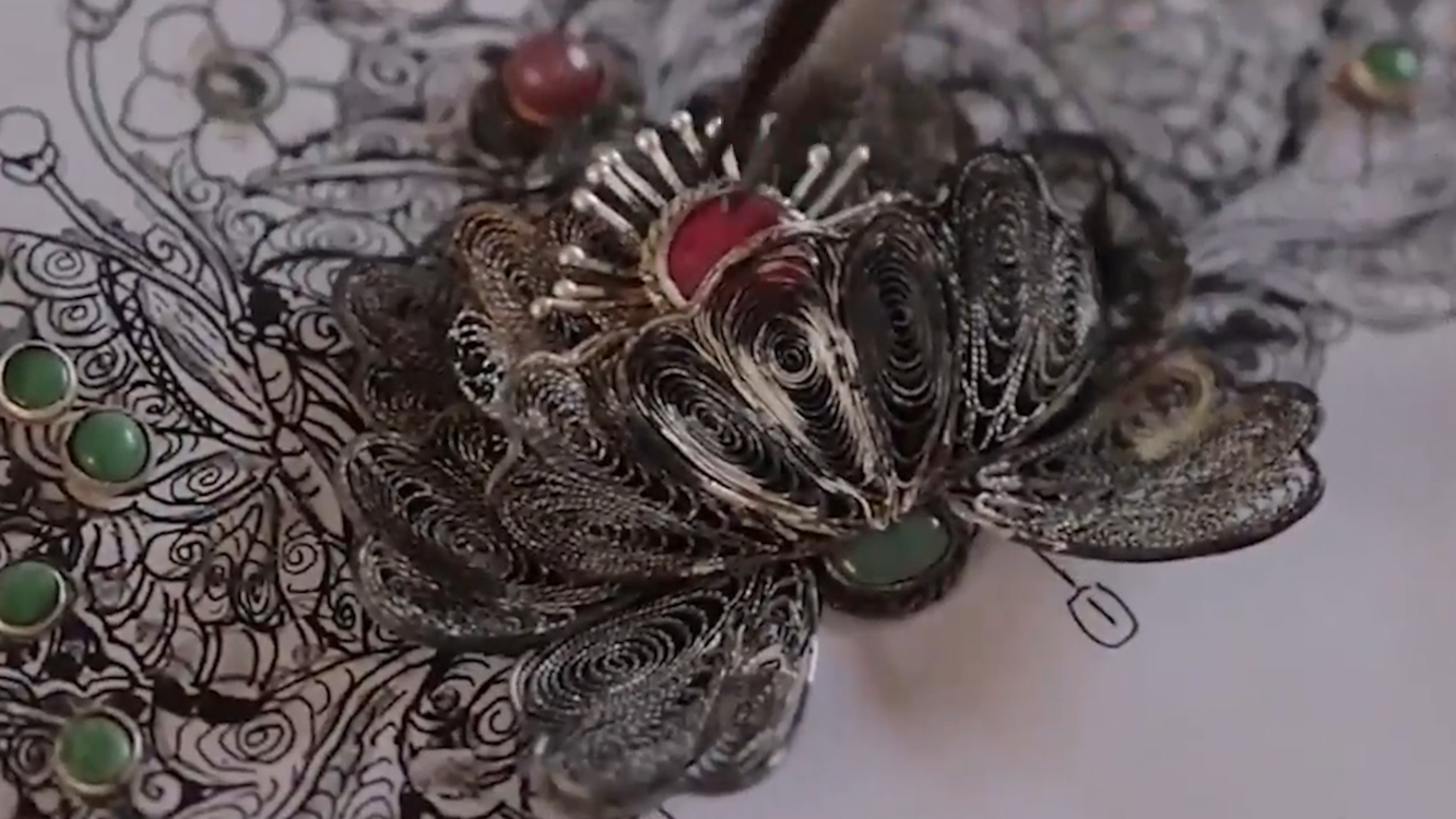 惊艳她用68个易拉罐制作苗族凤冠