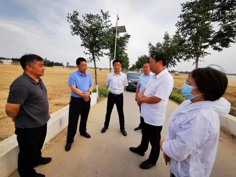 中心副主任石明建,农业技术推广研究员董海英,八里湾镇党委书记孙国明