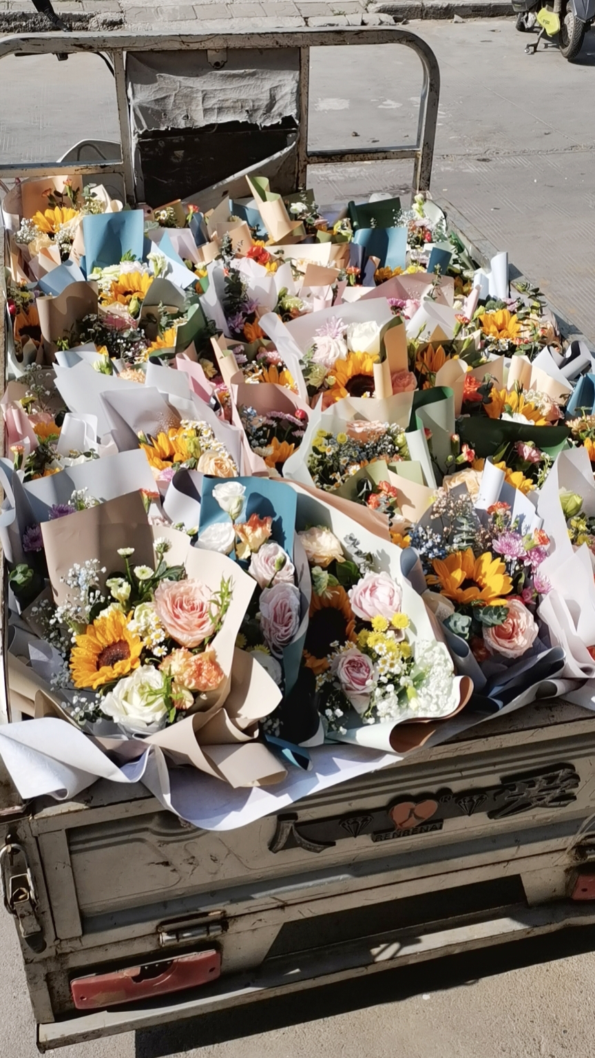 郑州高校一班长自费给全班50名同学送花：不想再留下遗憾，想给同学们一些仪式感