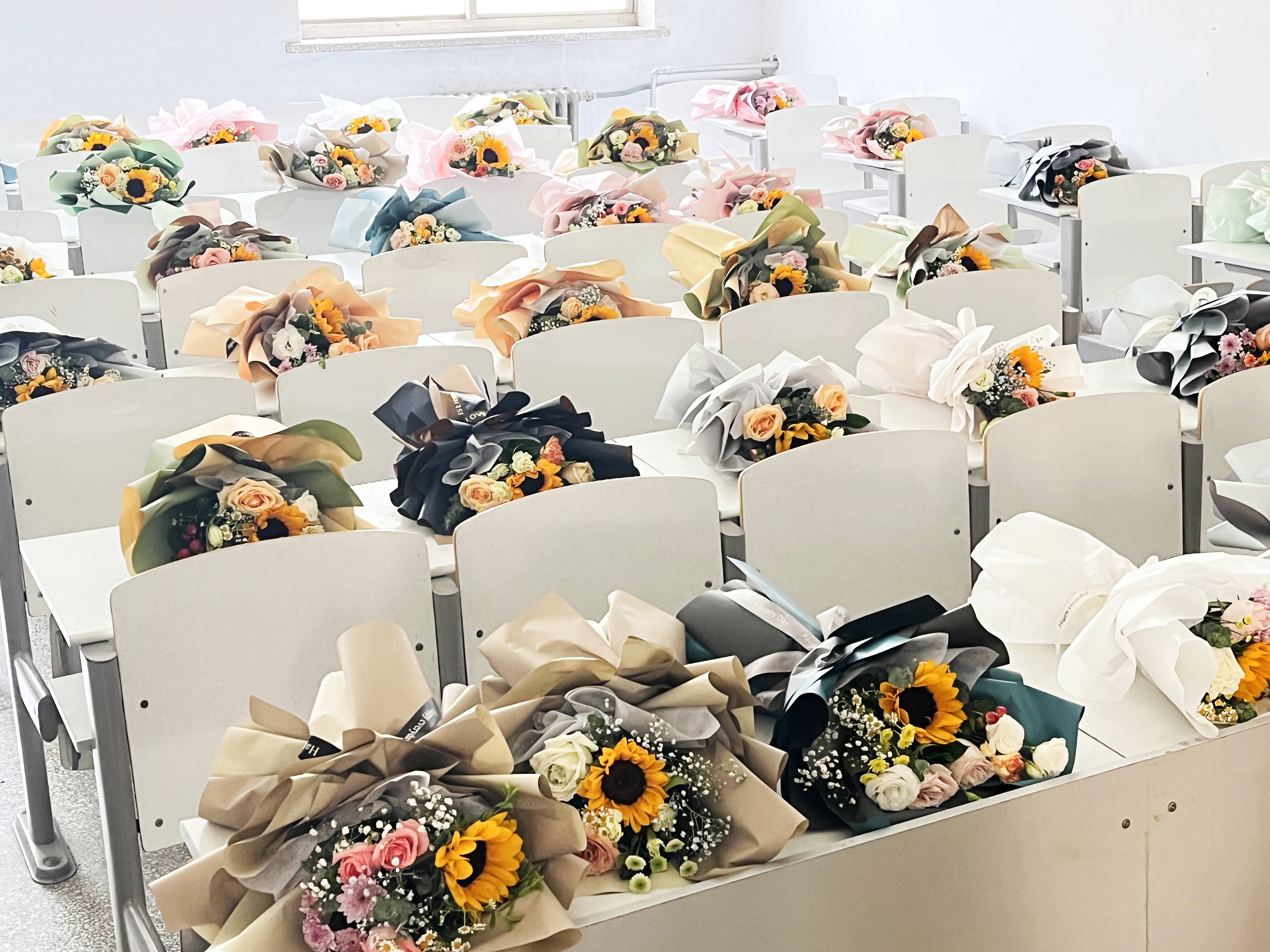 鄭州高校一班長自費給全班50名同學送花：不想再留下遺憾，想給同學們一些儀式感