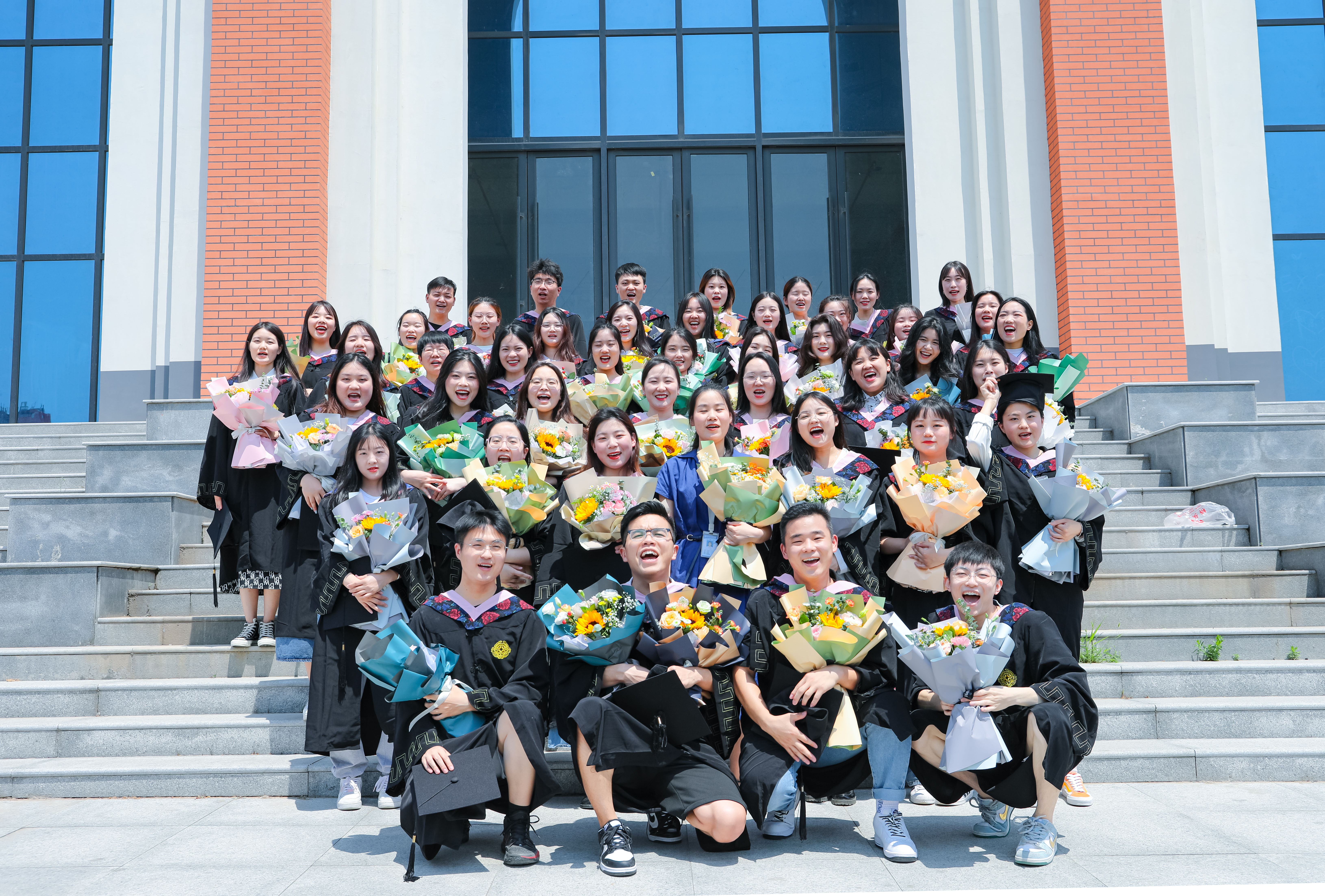 郑州高校一班长自费给全班50名同学送花：不想再留下遗憾，想给同学们一些仪式感