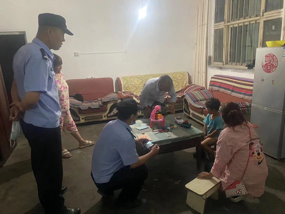 3岁女童凌晨独自街头哭泣 民警帮找粗心妈妈助力团聚