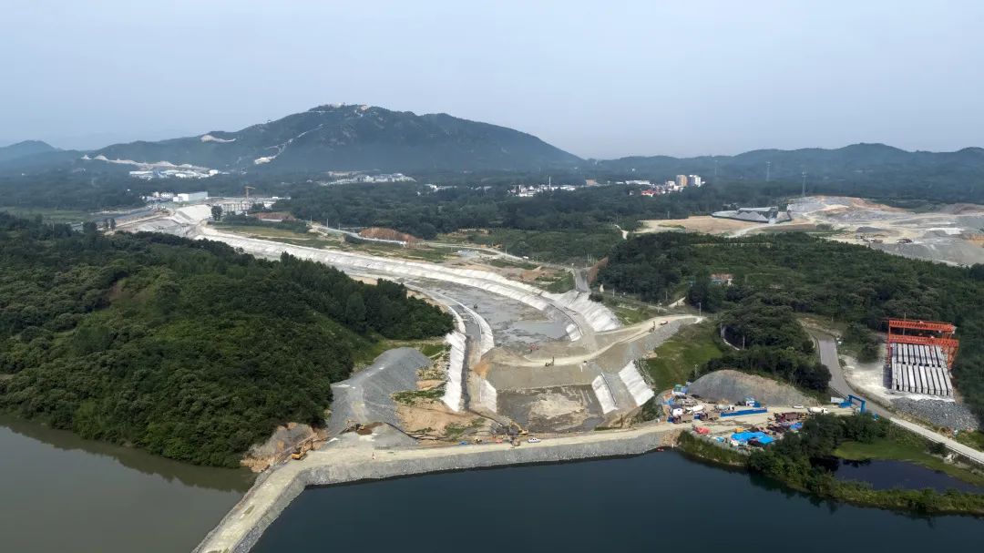 河南五岳抽水蓄能电站下水库工程提前完成防洪度汛节点目标