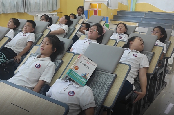 课桌竟能秒变午休床？郑州小学老师为保障学生的“睡眠大计”变身“发明家”