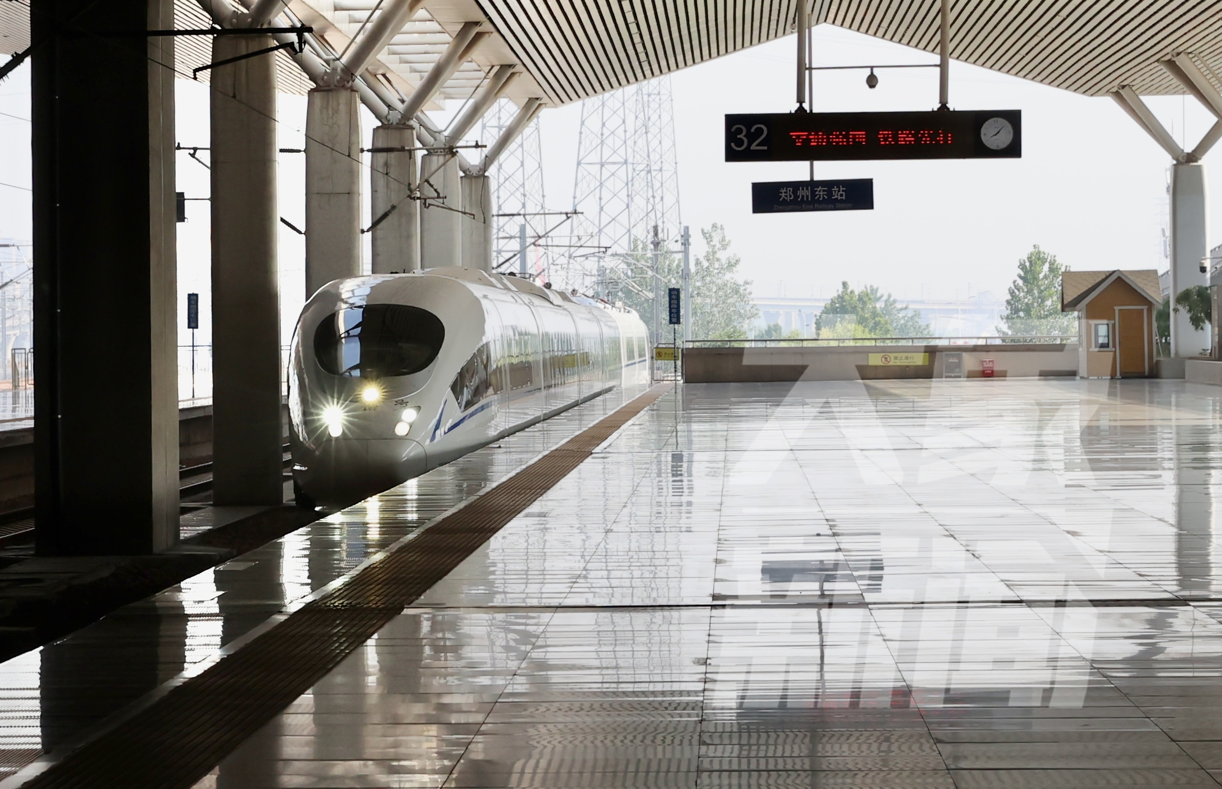 6月16日上午8点,大象新闻记者从郑州东站搭乘g55516次列车,踏上了济郑