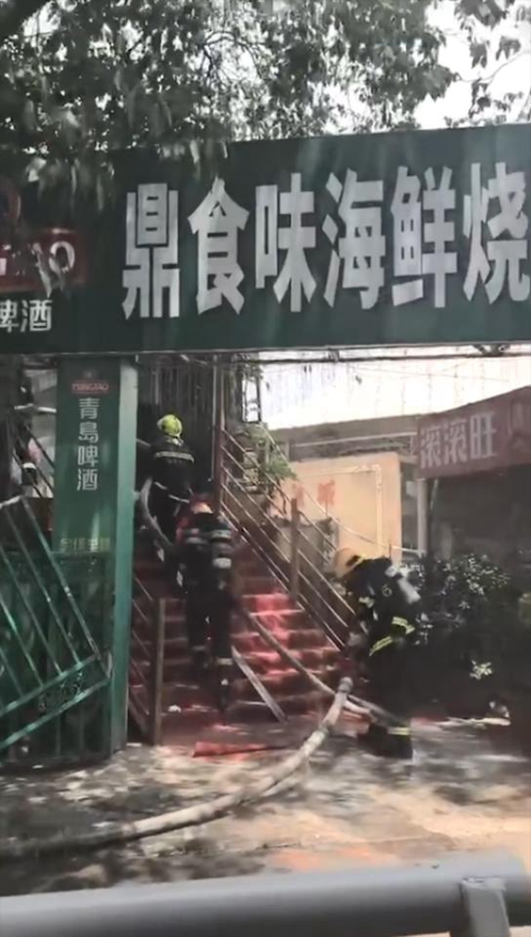 郑州杂技馆外围廊桥夜市白天突发大火，未造成人员伤亡