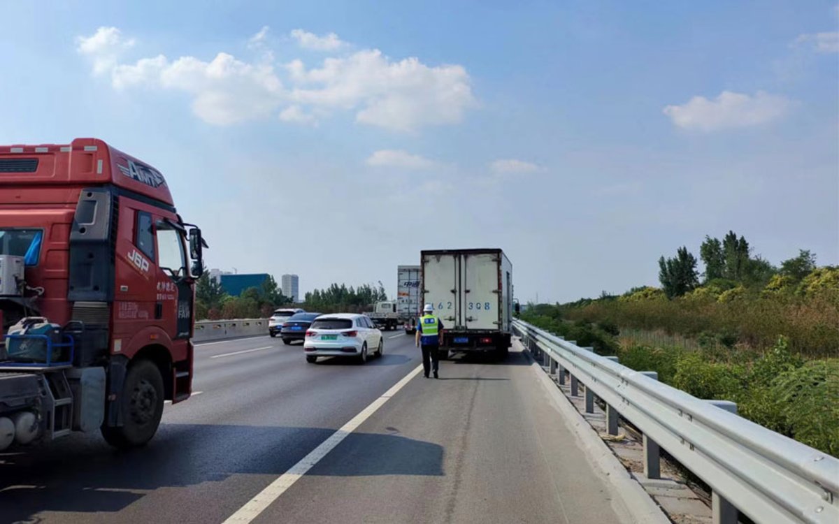 险！高速路上货车突然爆胎 幸亏遇到了他们......