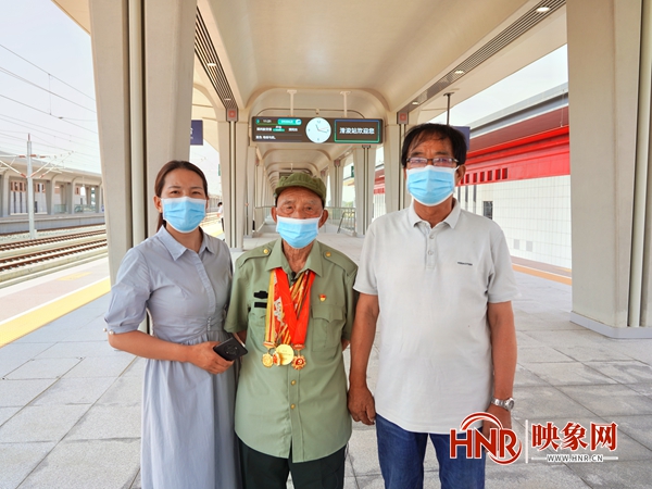 安阳滑县98岁抗战老兵的第一张高铁票