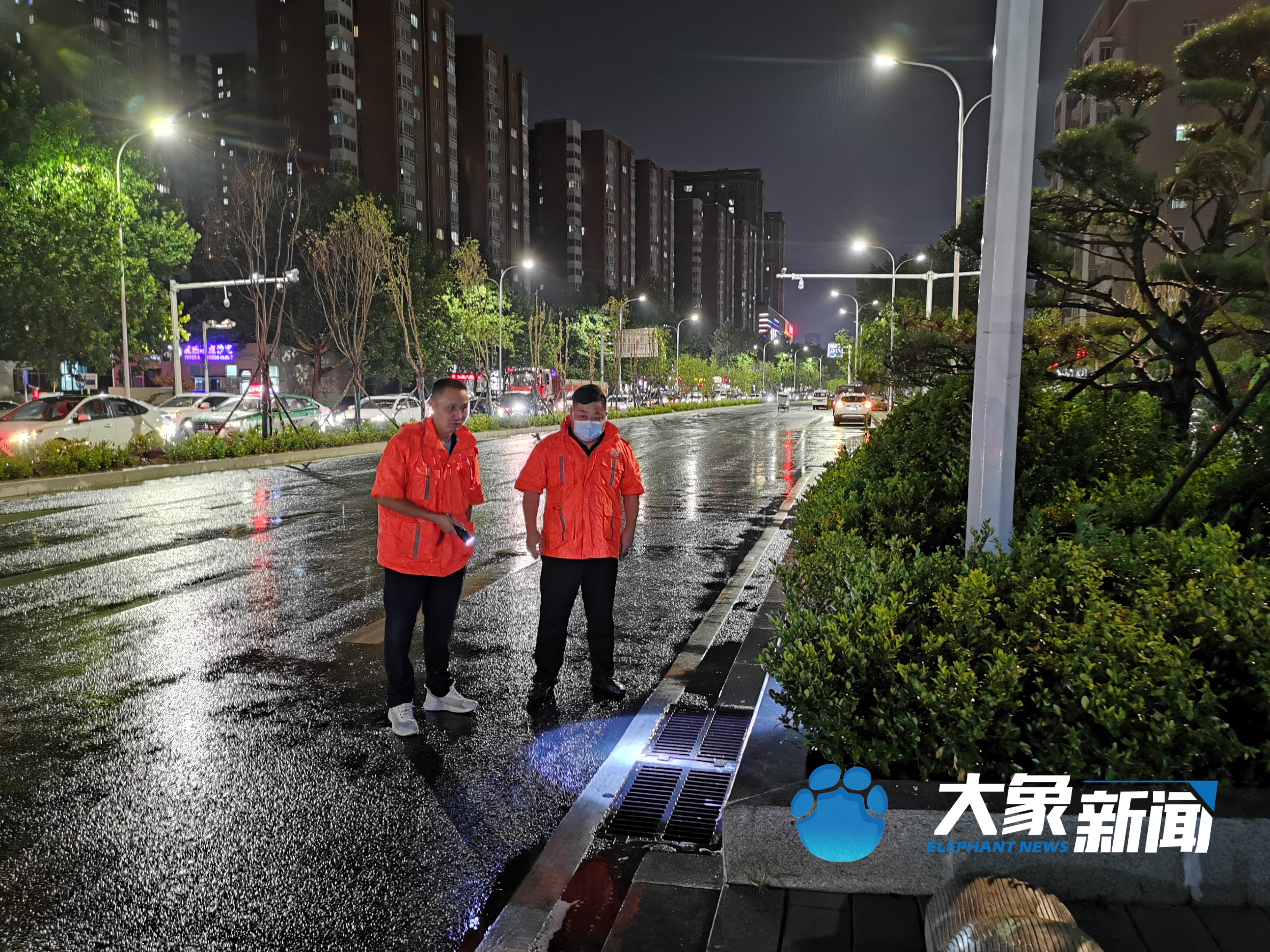 24小时值守备战 郑州市政应对暴雨天气速度开展道路积水处置
