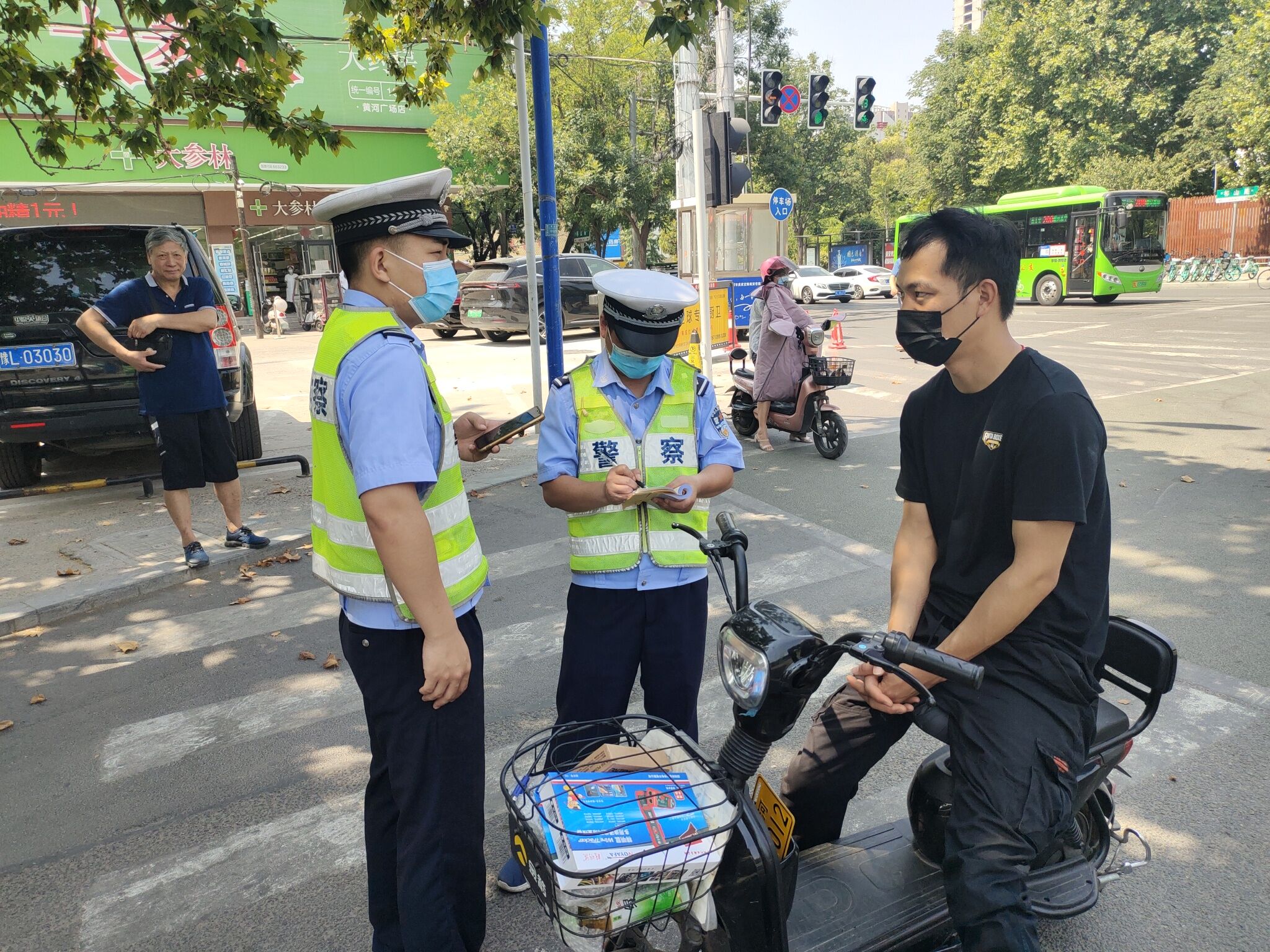 漯河郾城区交警严查电动车不戴头盔不挂牌