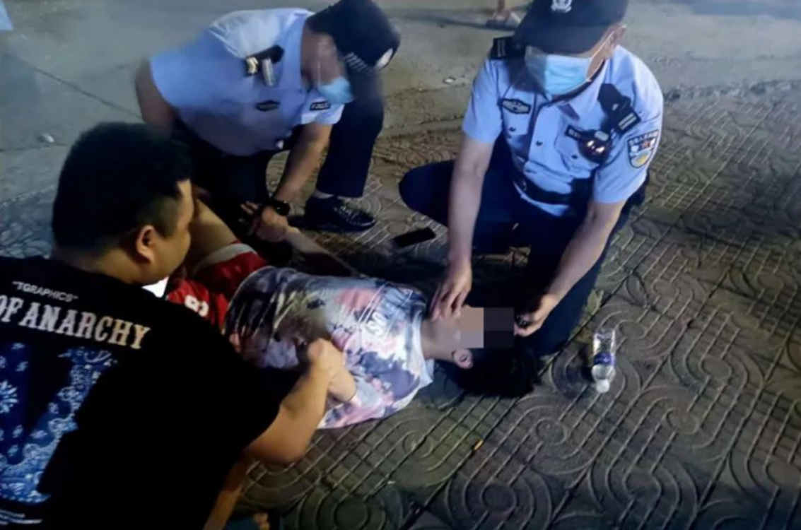 沁阳市公安局：男子夜跑晕倒 特巡警及时救助脱险